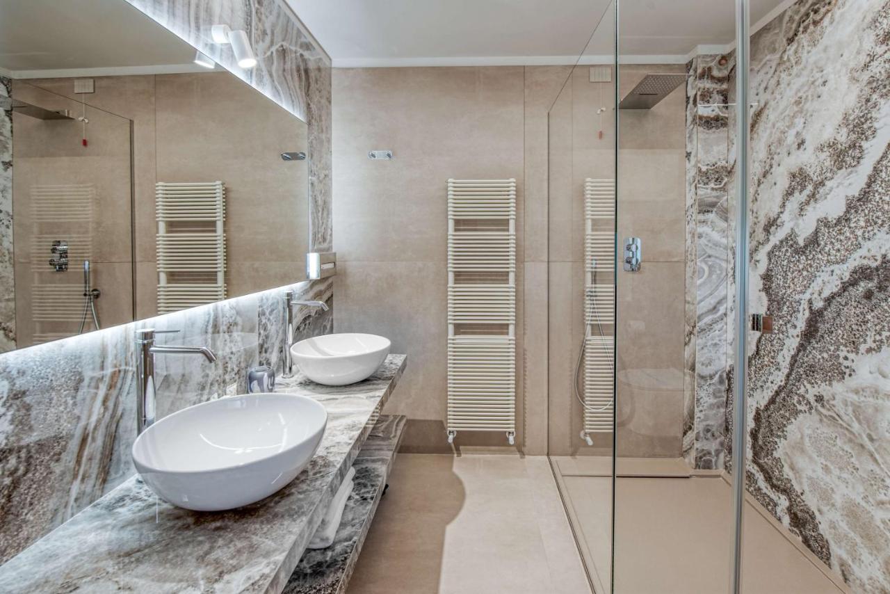 Globus, Sure Collection By Western