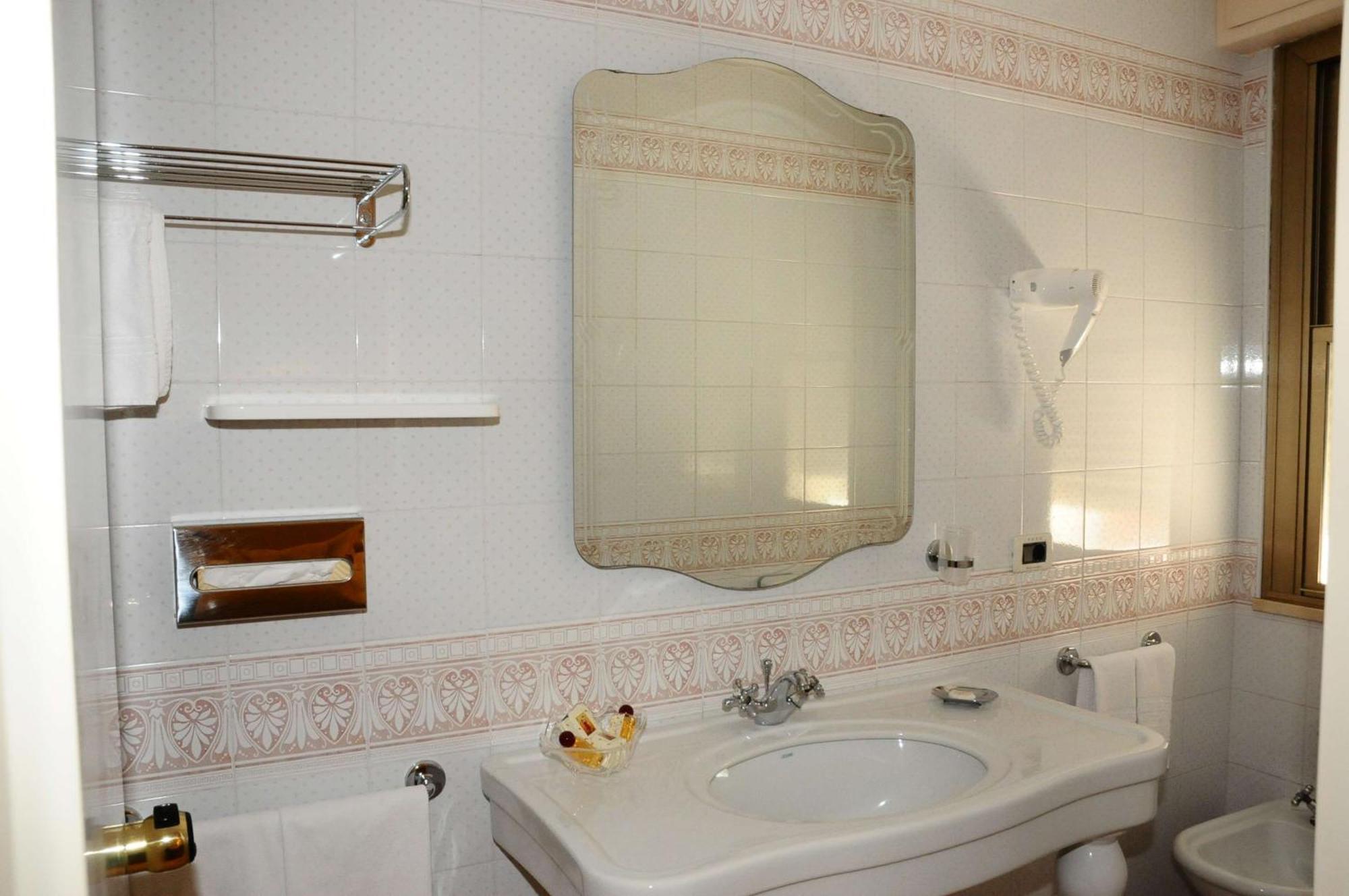 Globus, Sure Collection By Western Hotel